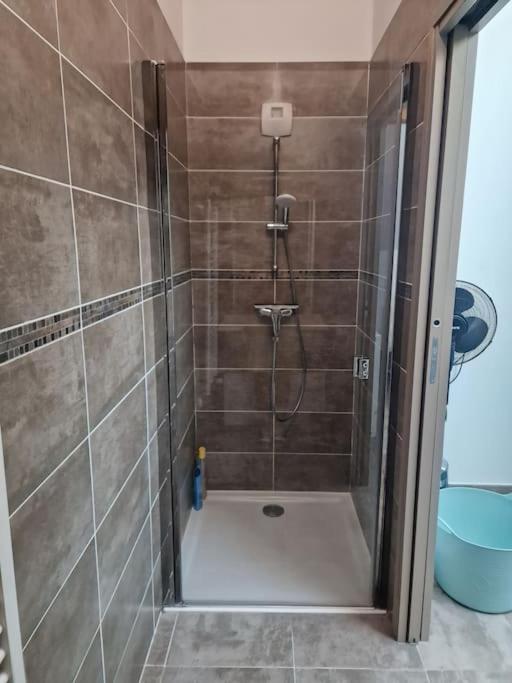 Superbe appartement T2 dans résidence neuve avec vue exceptionelle sur les montagnes, avec parking privatif.situé à proximité immédiate du centre ville de chorges. Esterno foto