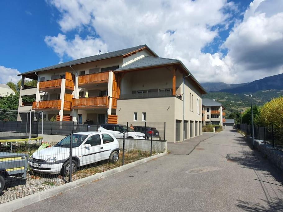Superbe appartement T2 dans résidence neuve avec vue exceptionelle sur les montagnes, avec parking privatif.situé à proximité immédiate du centre ville de chorges. Esterno foto