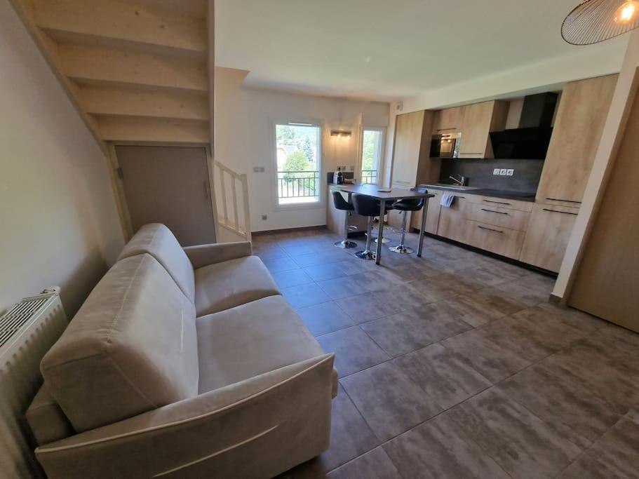 Superbe appartement T2 dans résidence neuve avec vue exceptionelle sur les montagnes, avec parking privatif.situé à proximité immédiate du centre ville de chorges. Esterno foto
