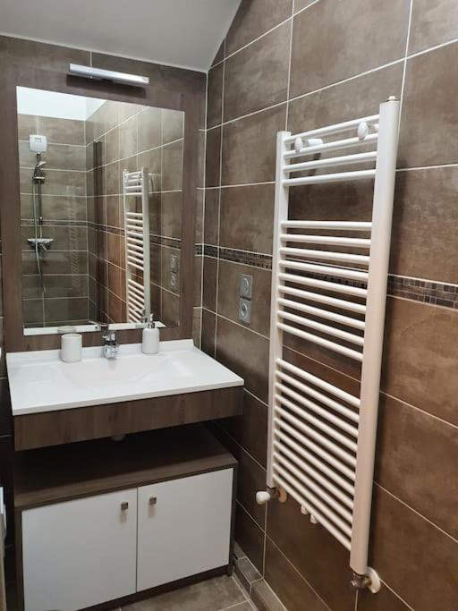Superbe appartement T2 dans résidence neuve avec vue exceptionelle sur les montagnes, avec parking privatif.situé à proximité immédiate du centre ville de chorges. Esterno foto