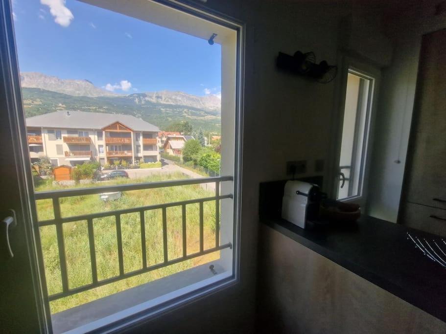 Superbe appartement T2 dans résidence neuve avec vue exceptionelle sur les montagnes, avec parking privatif.situé à proximité immédiate du centre ville de chorges. Esterno foto
