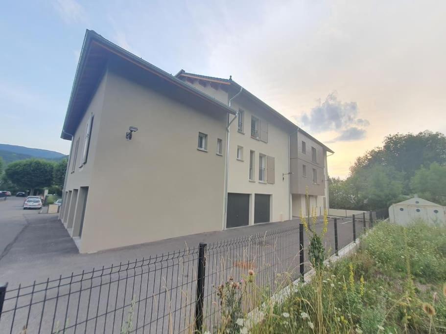 Superbe appartement T2 dans résidence neuve avec vue exceptionelle sur les montagnes, avec parking privatif.situé à proximité immédiate du centre ville de chorges. Esterno foto